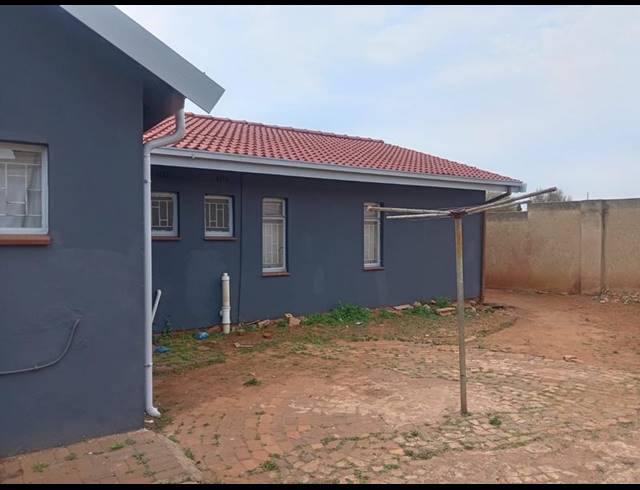 3 BEDROOM HOUSE FOR SALE IN LENASIA EXT 10